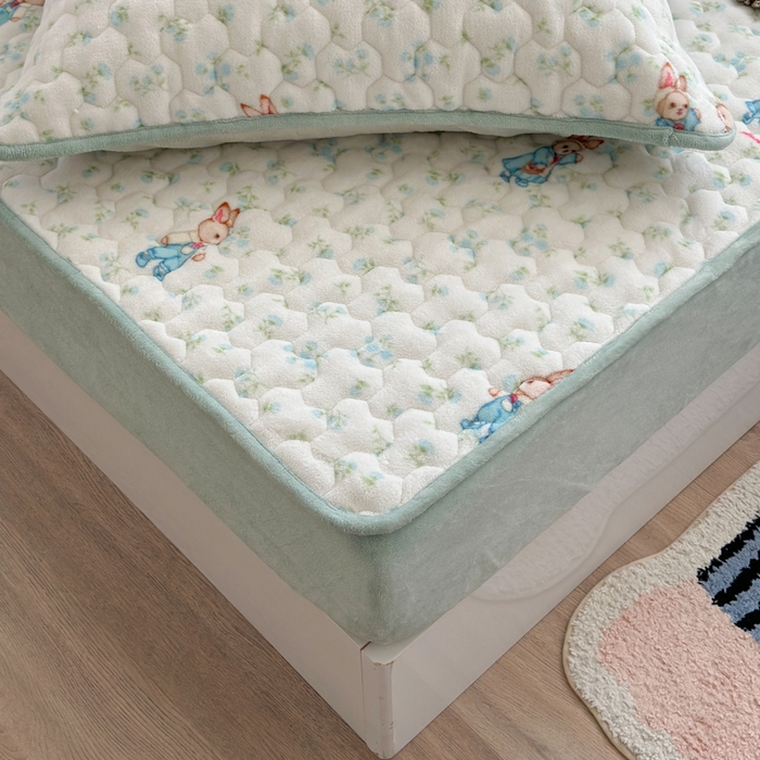 91家纺网 家纺一手货源 找家纺 Sweet dreams甜梦 2025新款高克重牛奶绒印花夹棉床笠 花纹小兔