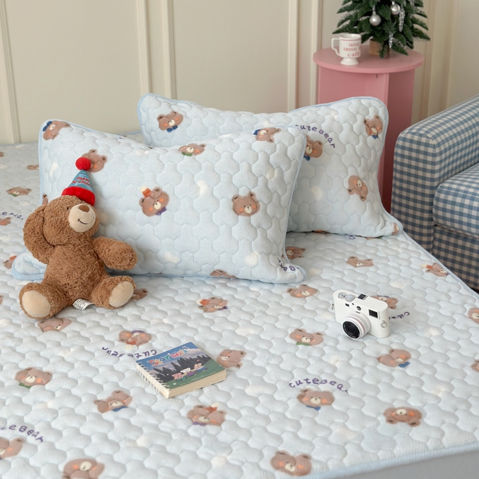 91家纺网 家纺一手货源 找家纺 Sweet dreams甜梦 2025新款高克重牛奶绒印花夹棉床笠 可爱小熊