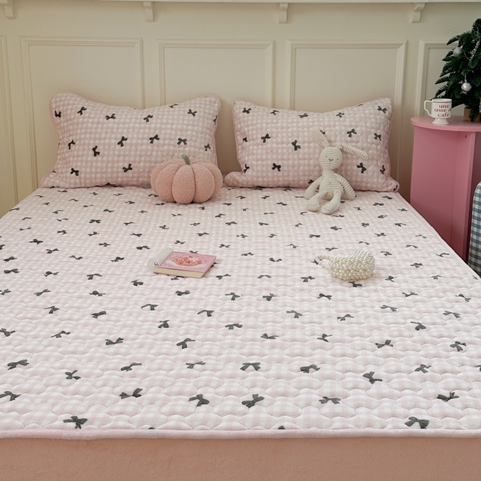 91家纺网 家纺一手货源 找家纺 Sweet dreams甜梦 2025新款高克重牛奶绒印花夹棉床笠 粉色蝴蝶结