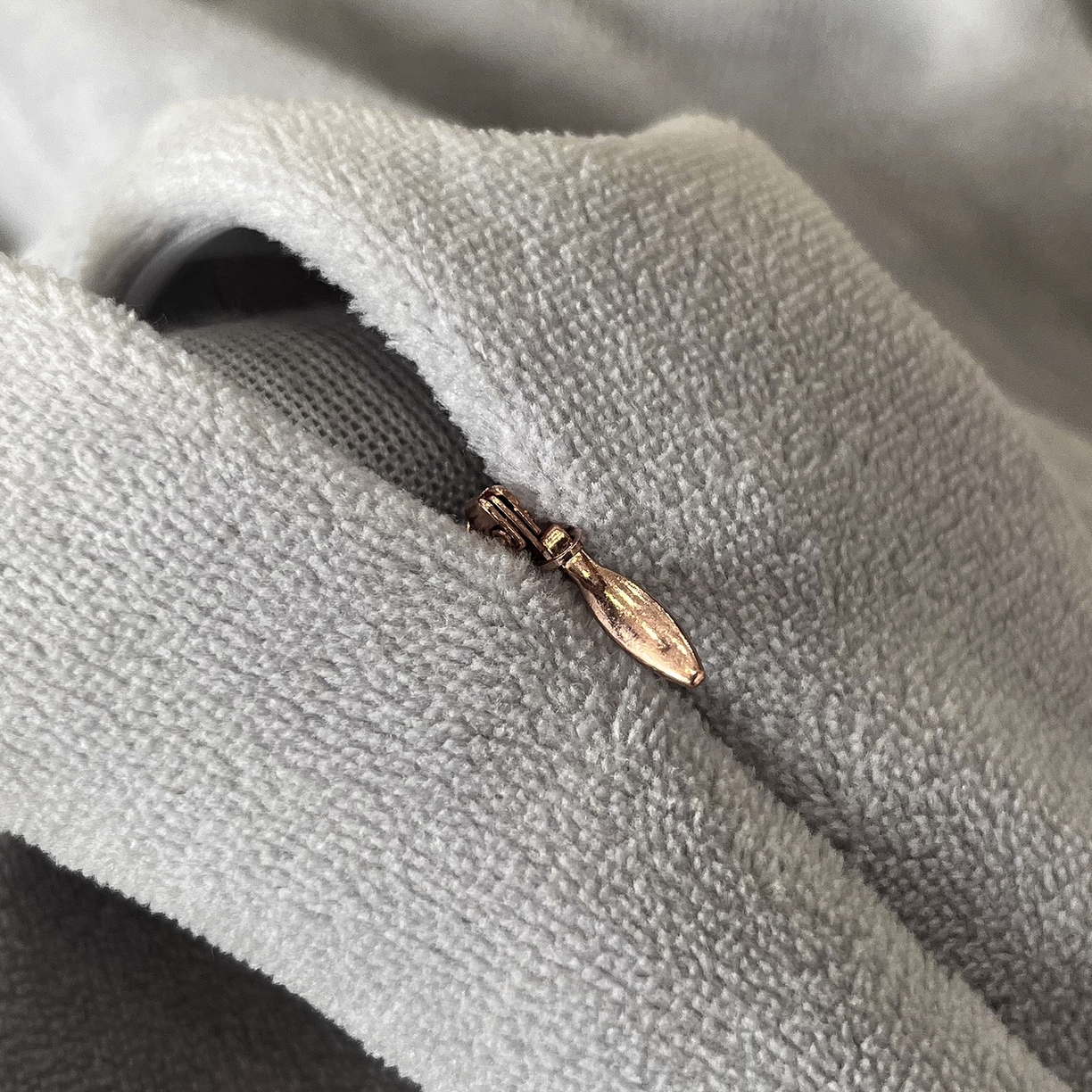 91家纺网 家纺一手货源 找家纺 吾诺家居 吾诺  2025绽放系列--手工织带款雕花牛奶绒四件套 条纹灰