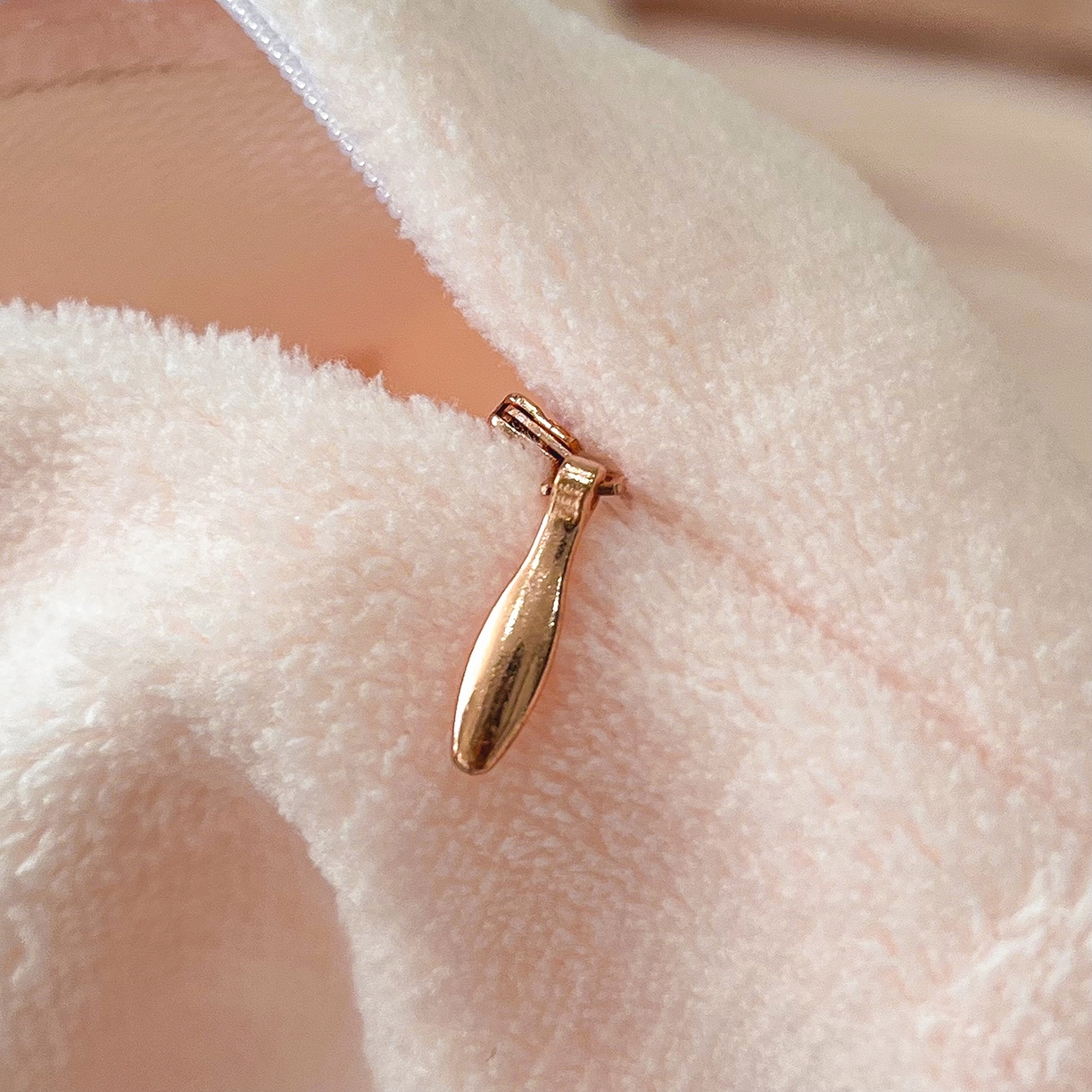 91家纺网 家纺一手货源 找家纺 吾诺家居 吾诺  2025绽放系列--手工织带款雕花牛奶绒四件套 条纹玉