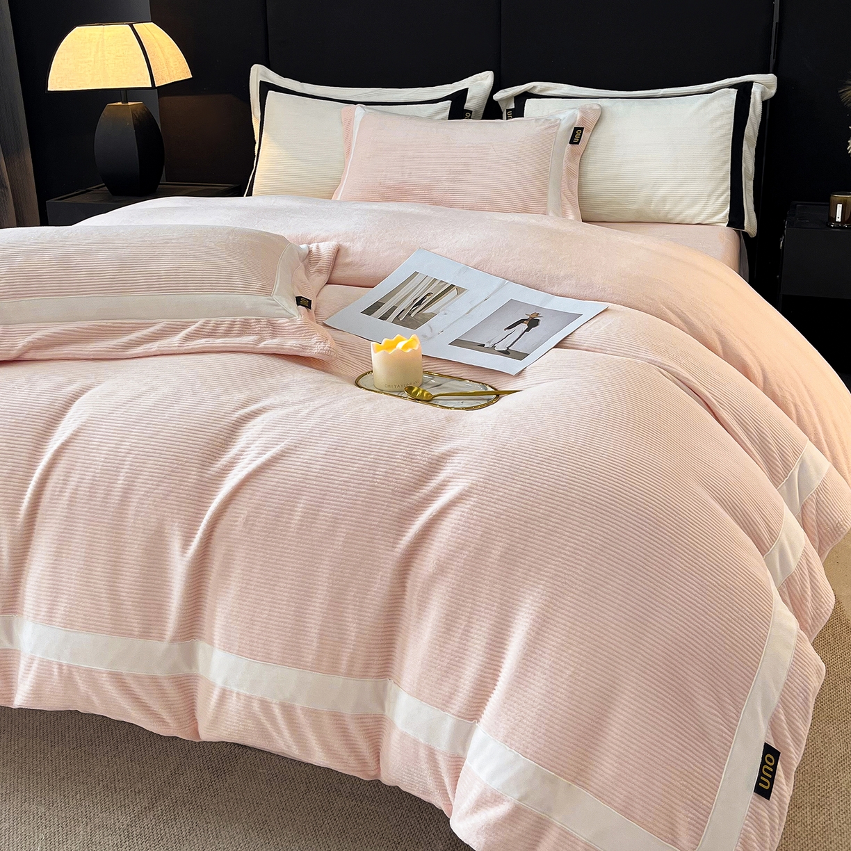 91家纺网 家纺一手货源 找家纺 吾诺家居 吾诺  2025绽放系列--手工织带款雕花牛奶绒四件套 条纹玉