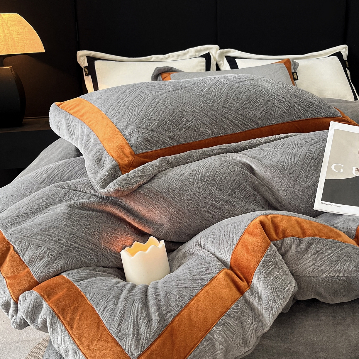 91家纺网 家纺一手货源 找家纺 吾诺家居 吾诺  2025绽放系列--手工织带款雕花牛奶绒四件套 叶纹灰