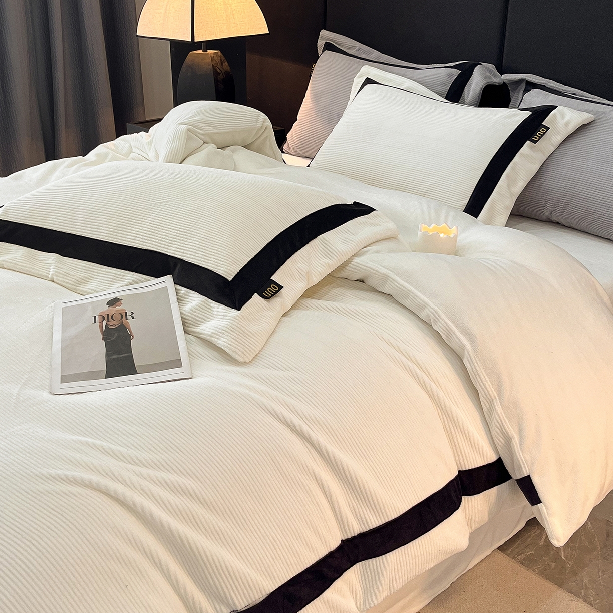 91家纺网 家纺一手货源 找家纺 吾诺家居 吾诺  2025绽放系列--手工织带款雕花牛奶绒四件套 条纹白