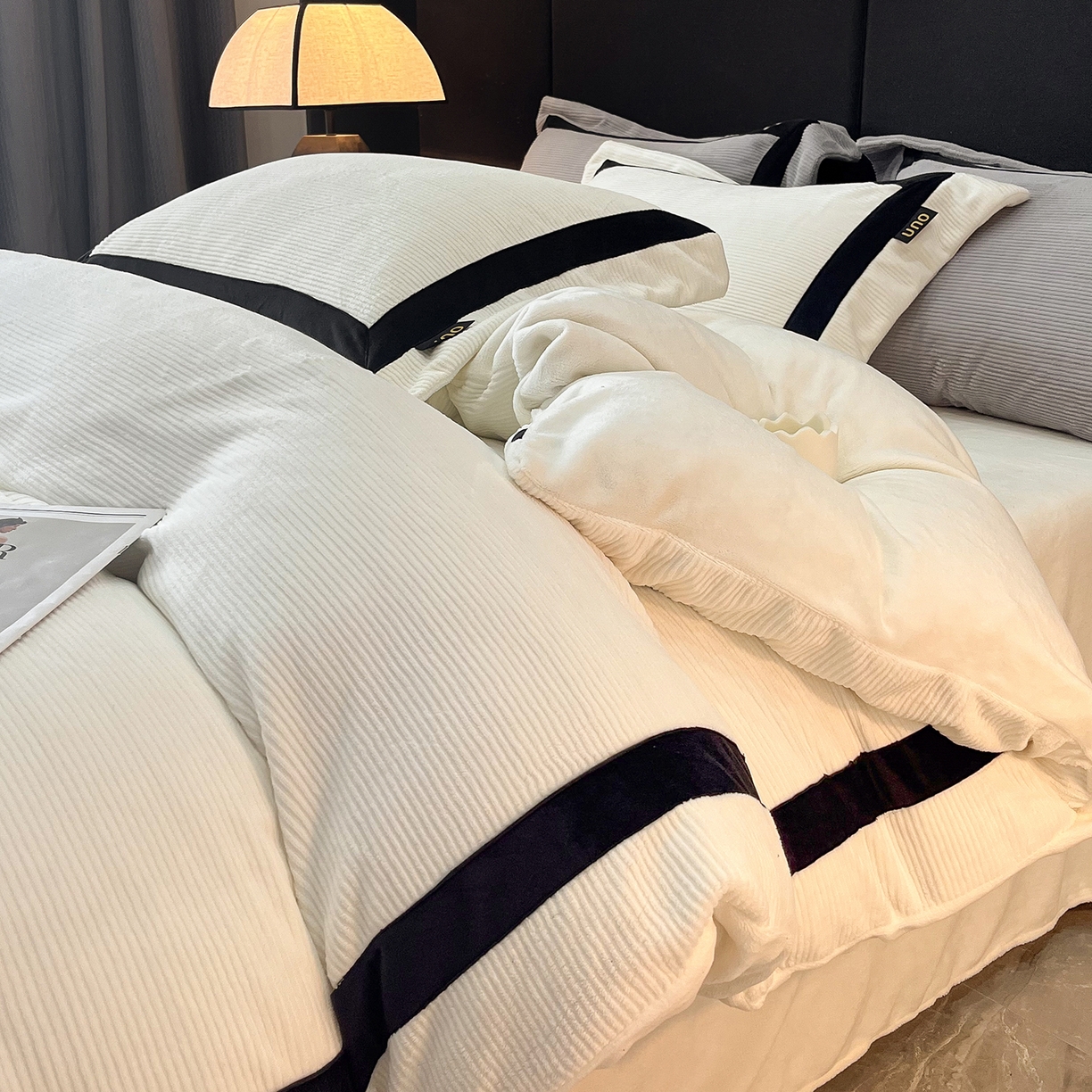 91家纺网 家纺一手货源 找家纺 吾诺家居 吾诺  2025绽放系列--手工织带款雕花牛奶绒四件套 条纹白