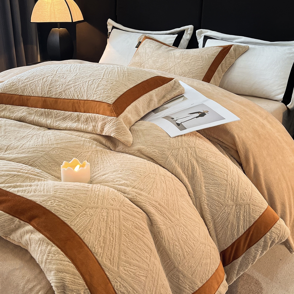 91家纺网 家纺一手货源 找家纺 吾诺家居 吾诺  2025绽放系列--手工织带款雕花牛奶绒四件套 叶纹驼