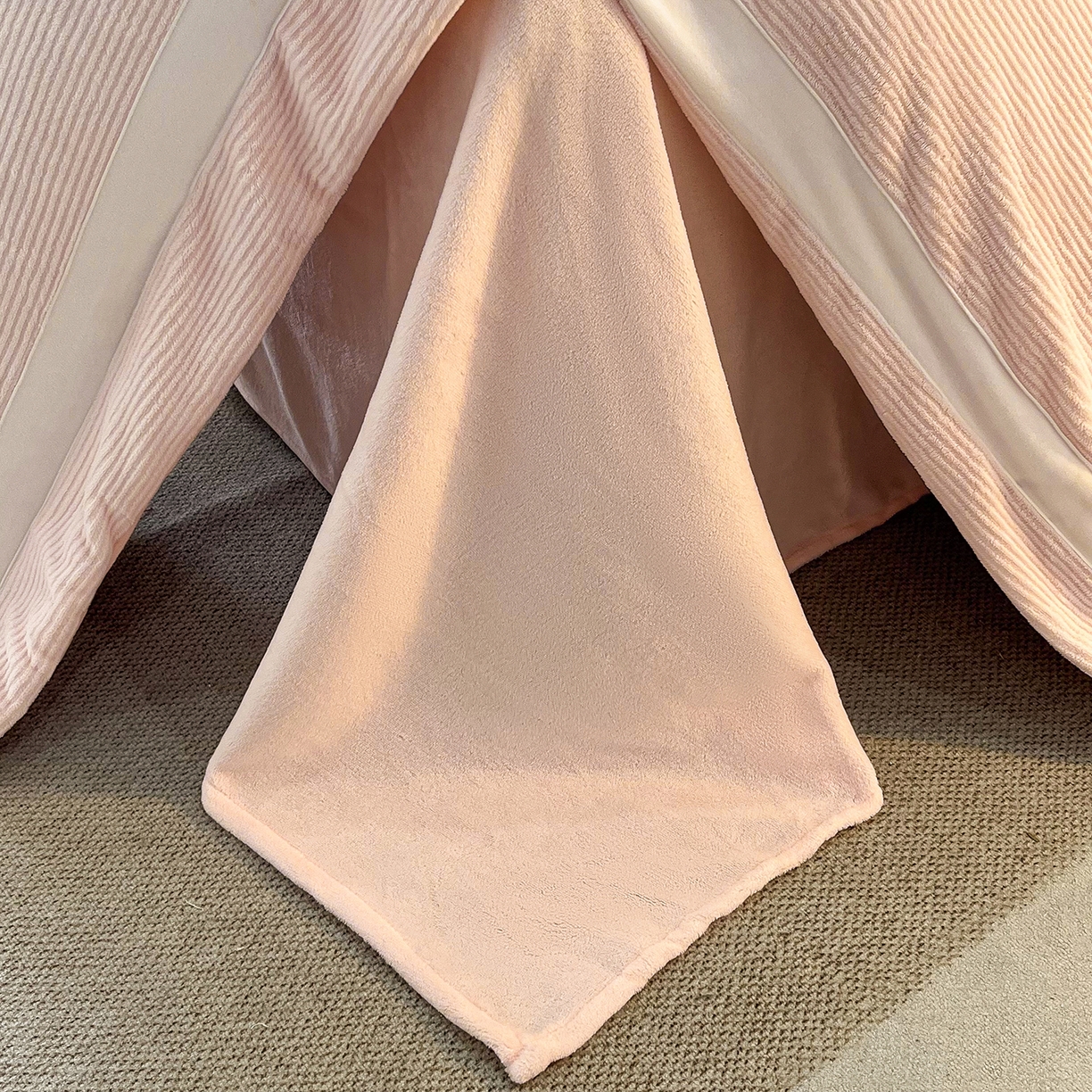 91家纺网 家纺一手货源 找家纺 吾诺家居 吾诺  2025绽放系列--手工织带款雕花牛奶绒四件套 条纹玉