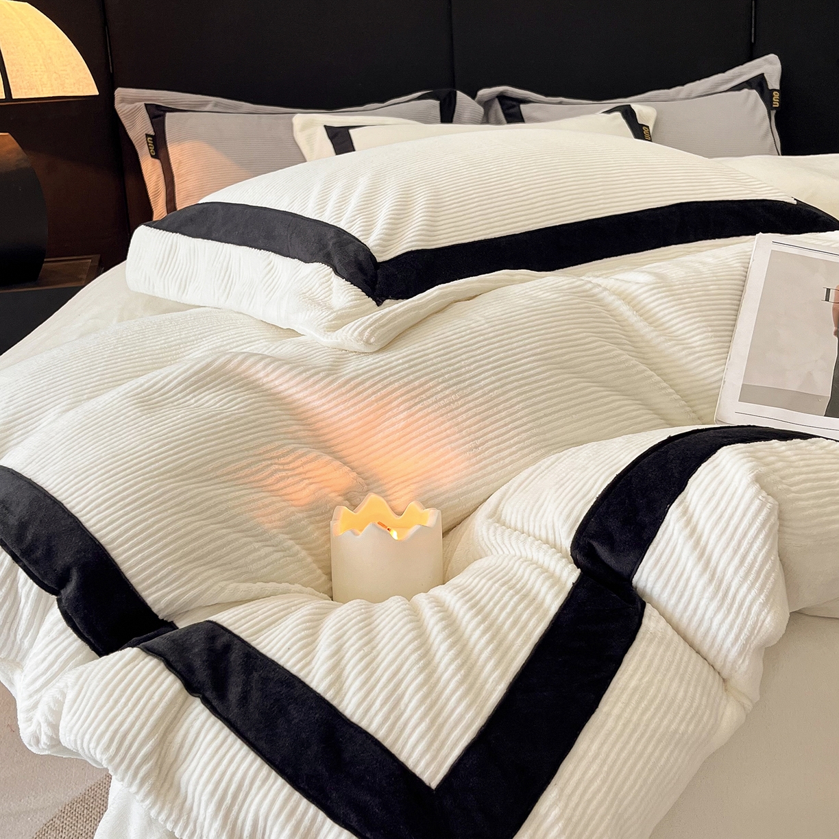 91家纺网 家纺一手货源 找家纺 吾诺家居 吾诺  2025绽放系列--手工织带款雕花牛奶绒四件套 条纹白