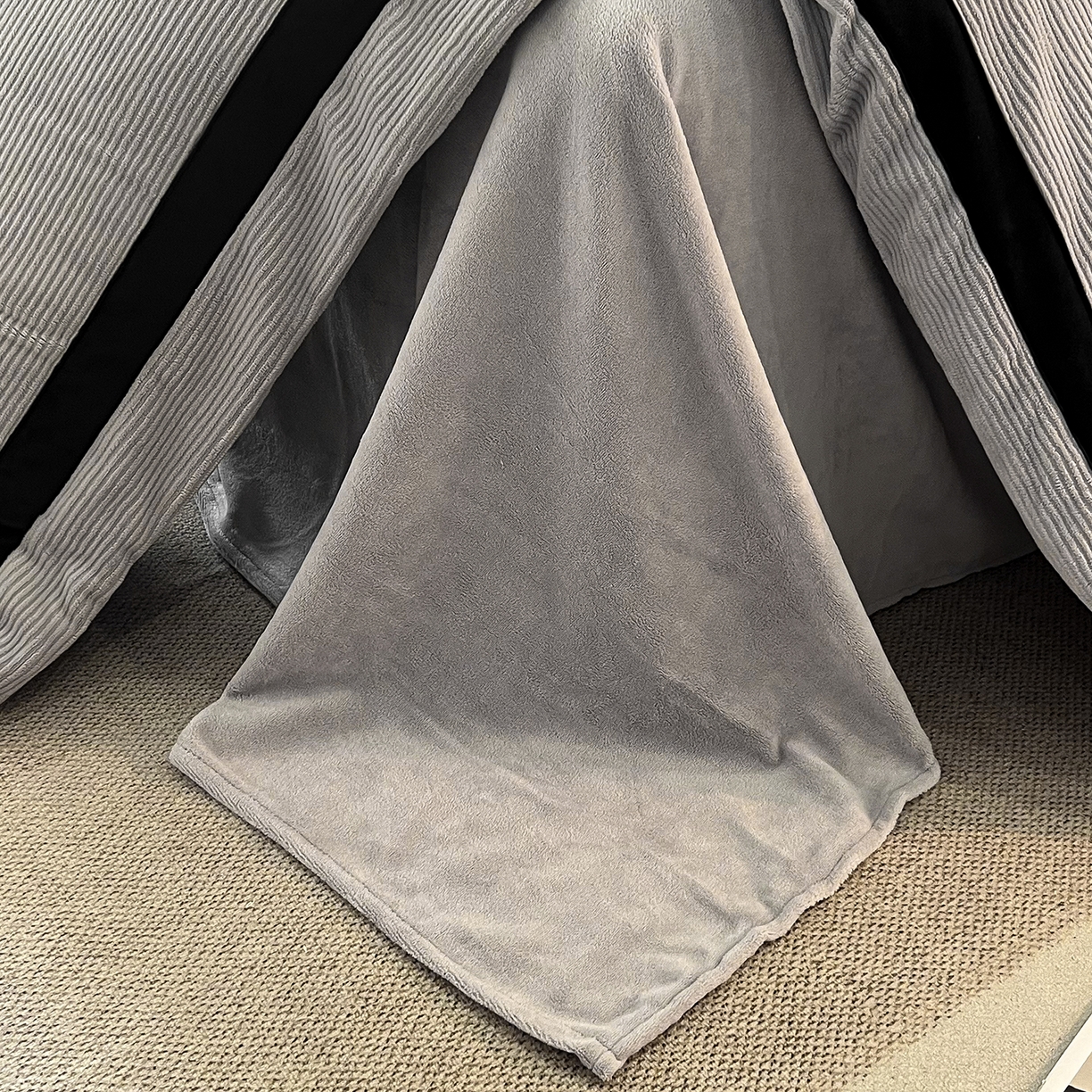 91家纺网 家纺一手货源 找家纺 吾诺家居 吾诺  2025绽放系列--手工织带款雕花牛奶绒四件套 条纹灰