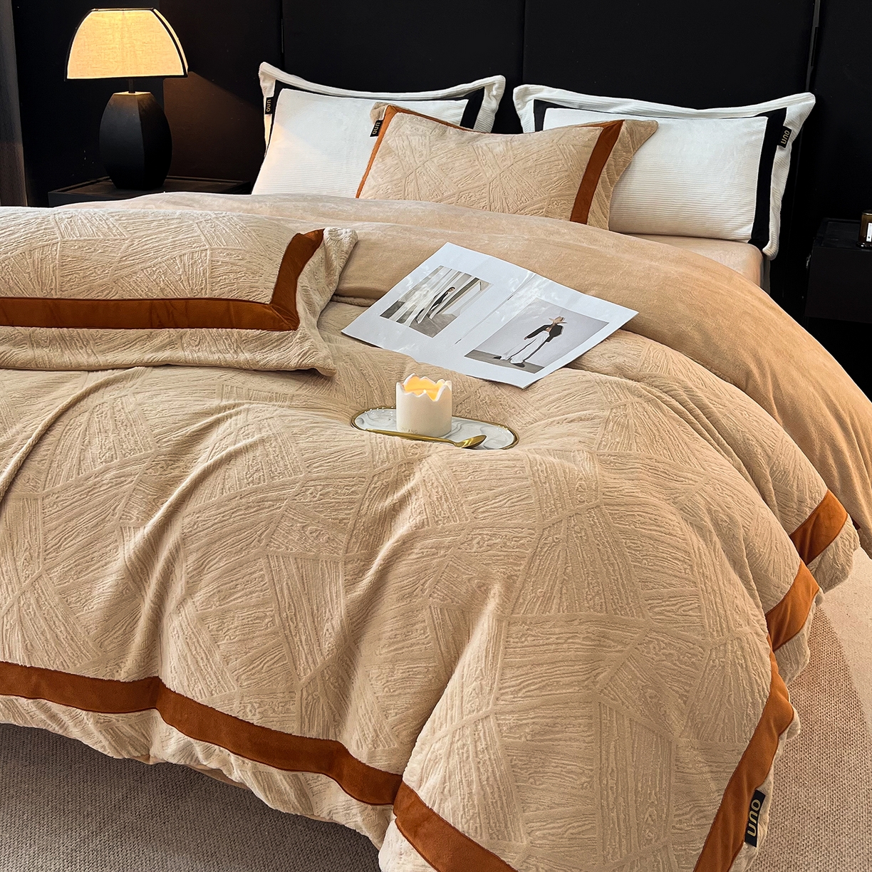 91家纺网 家纺一手货源 找家纺 吾诺家居 吾诺  2025绽放系列--手工织带款雕花牛奶绒四件套 叶纹驼