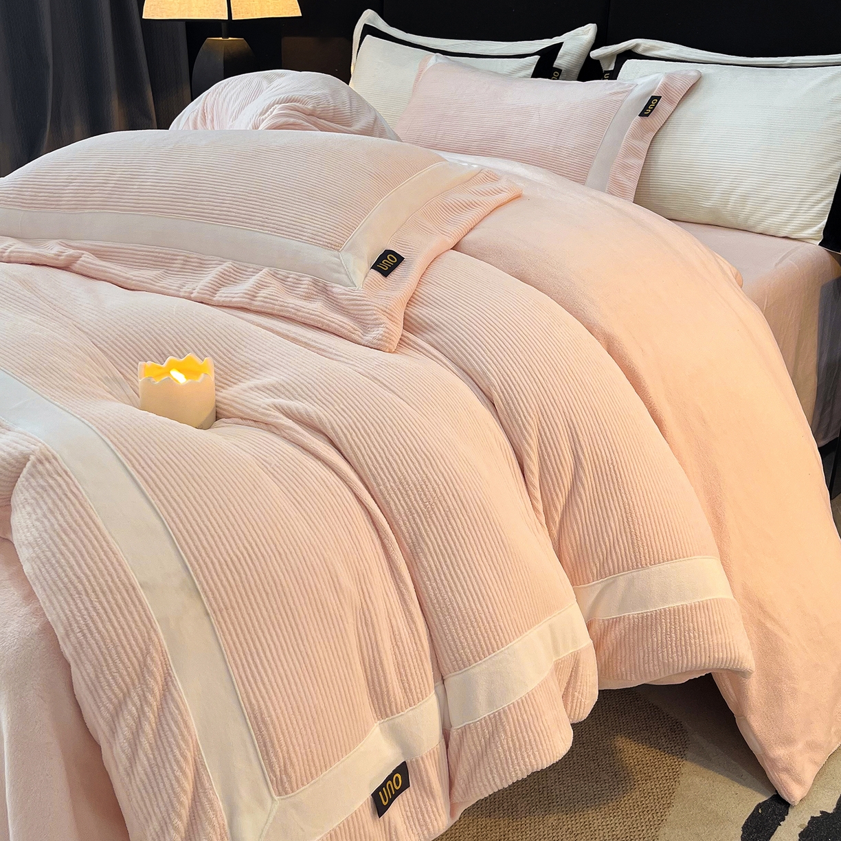 91家纺网 家纺一手货源 找家纺 吾诺家居 吾诺  2025绽放系列--手工织带款雕花牛奶绒四件套 条纹玉