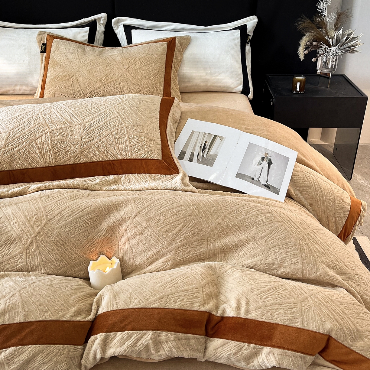 91家纺网 家纺一手货源 找家纺 吾诺家居 吾诺  2025绽放系列--手工织带款雕花牛奶绒四件套 叶纹驼