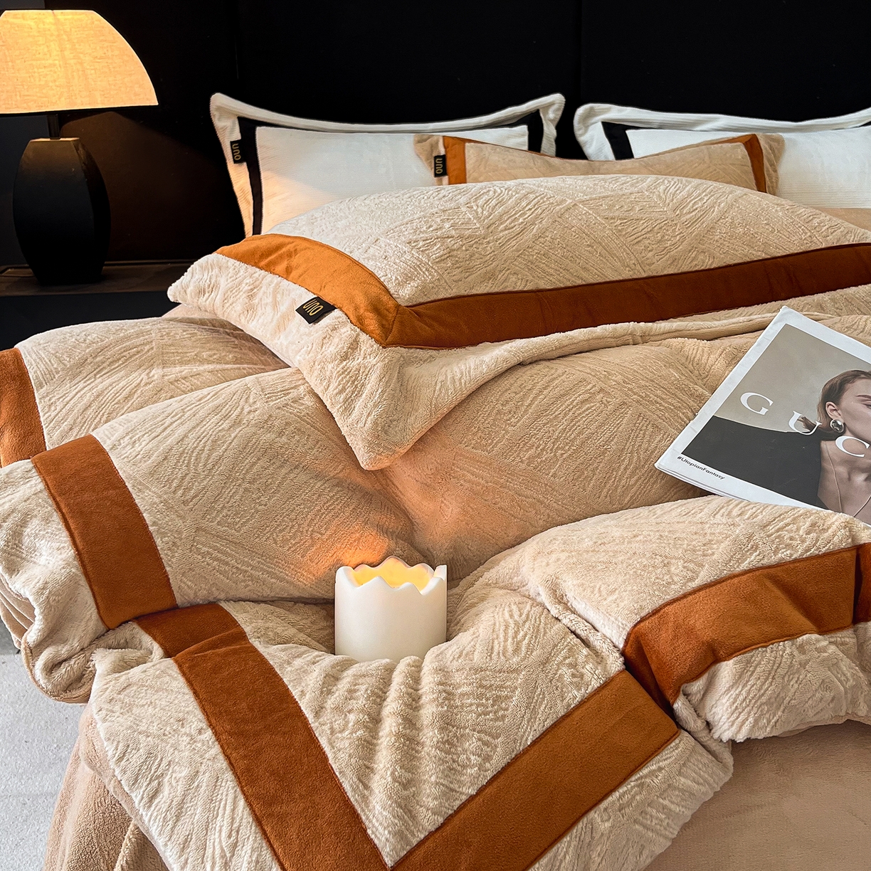 91家纺网 家纺一手货源 找家纺 吾诺家居 吾诺  2025绽放系列--手工织带款雕花牛奶绒四件套 叶纹驼