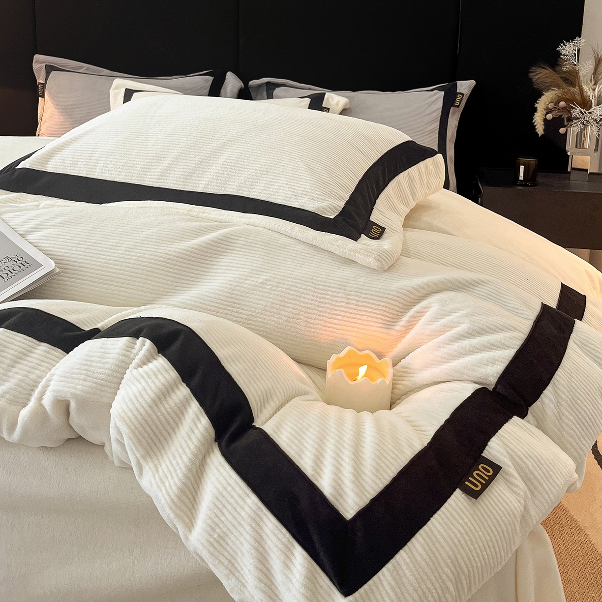 91家纺网 家纺一手货源 找家纺 吾诺家居 吾诺  2025绽放系列--手工织带款雕花牛奶绒四件套 条纹白