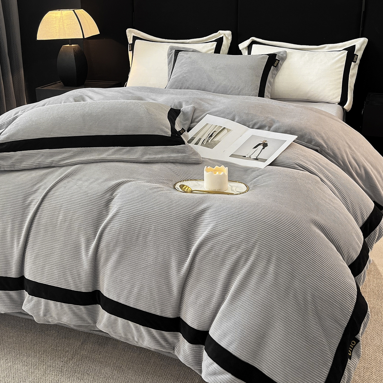 91家纺网 家纺一手货源 找家纺 吾诺家居 吾诺  2025绽放系列--手工织带款雕花牛奶绒四件套 条纹灰