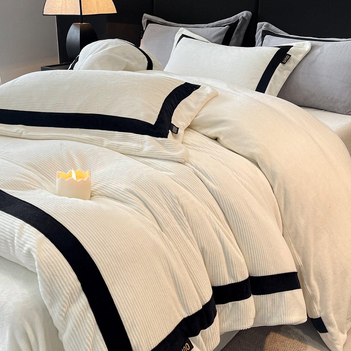 91家纺网 家纺一手货源 找家纺 吾诺家居 吾诺  2025绽放系列--手工织带款雕花牛奶绒四件套 条纹白