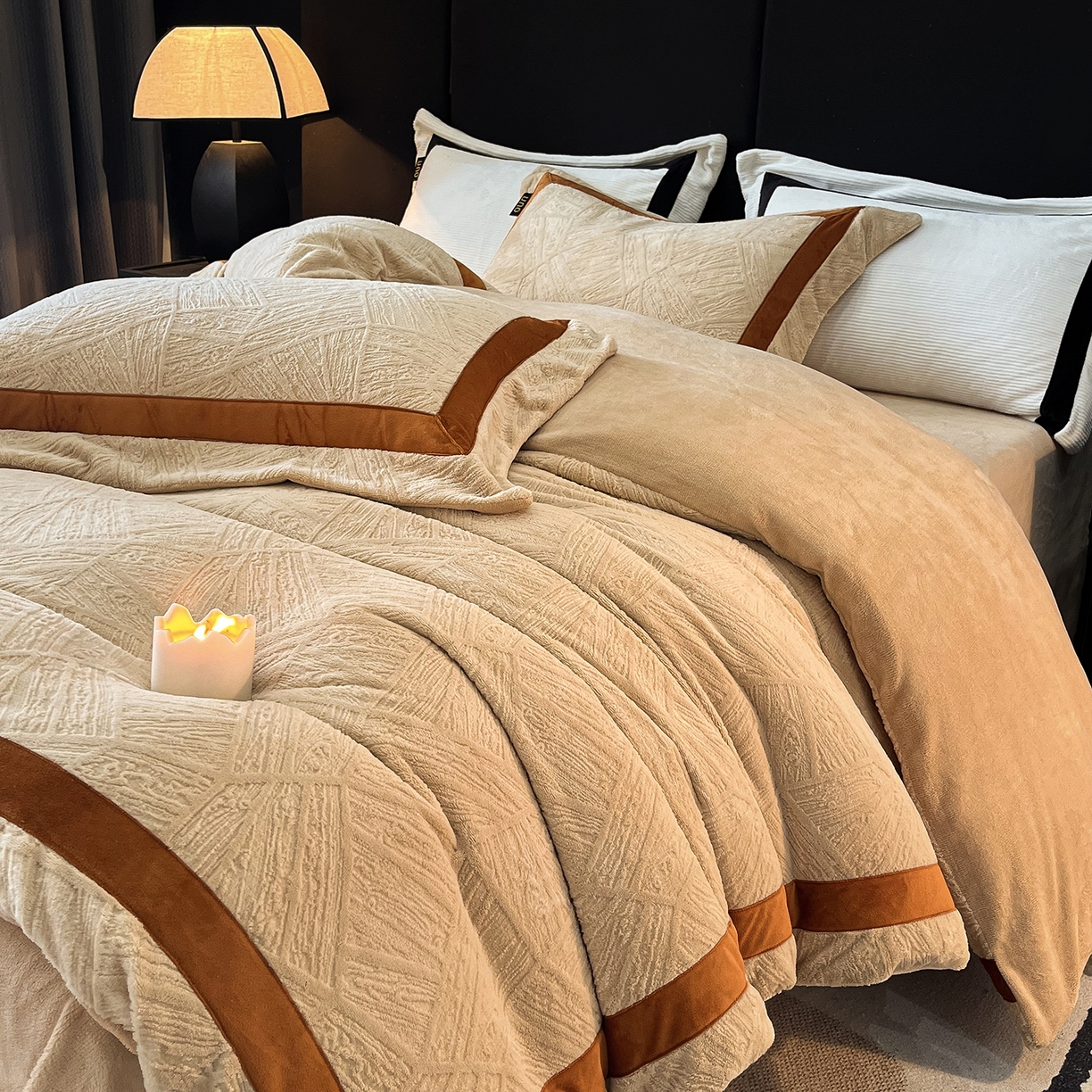 91家纺网 家纺一手货源 找家纺 吾诺家居 吾诺  2025绽放系列--手工织带款雕花牛奶绒四件套 叶纹驼