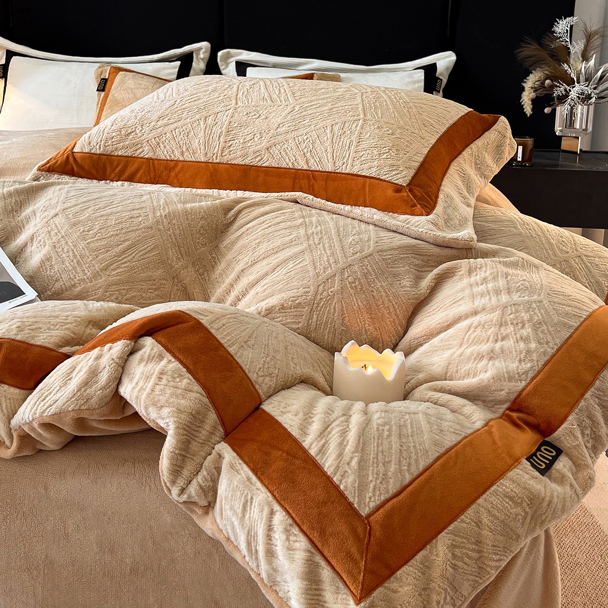 91家纺网 家纺一手货源 找家纺 吾诺家居 吾诺  2025绽放系列--手工织带款雕花牛奶绒四件套 叶纹驼