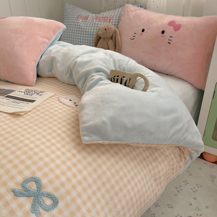 91家纺网 家纺一手货源 找家纺 顾里家纺 2025新款格子猫咪毛巾绣牛奶绒套件 黄格猫咪