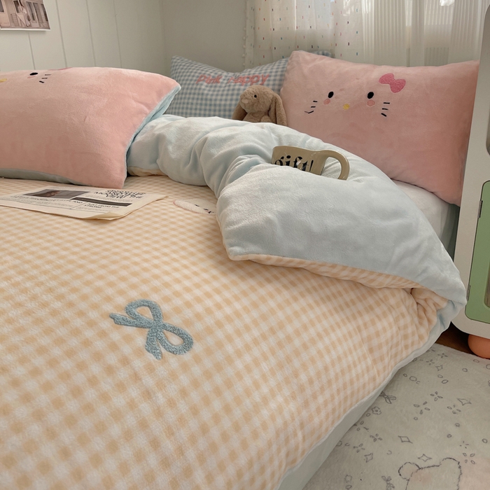 91家纺网 家纺一手货源 找家纺 顾里家纺 2025新款格子猫咪毛巾绣牛奶绒套件 黄格猫咪