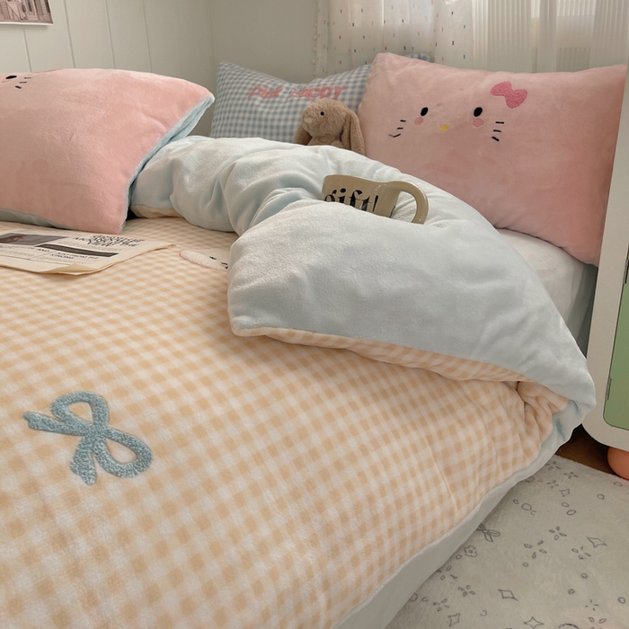 91家纺网 家纺一手货源 找家纺 顾里家纺 2025新款格子猫咪毛巾绣牛奶绒套件 黄格猫咪