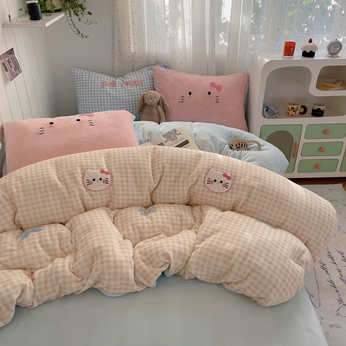 91家纺网 家纺一手货源 找家纺 顾里家纺 2025新款格子猫咪毛巾绣牛奶绒套件 黄格猫咪