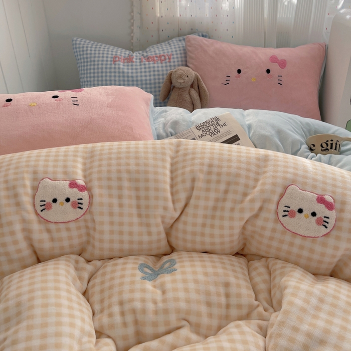 91家纺网 家纺一手货源 找家纺 顾里家纺 2025新款格子猫咪毛巾绣牛奶绒套件 黄格猫咪