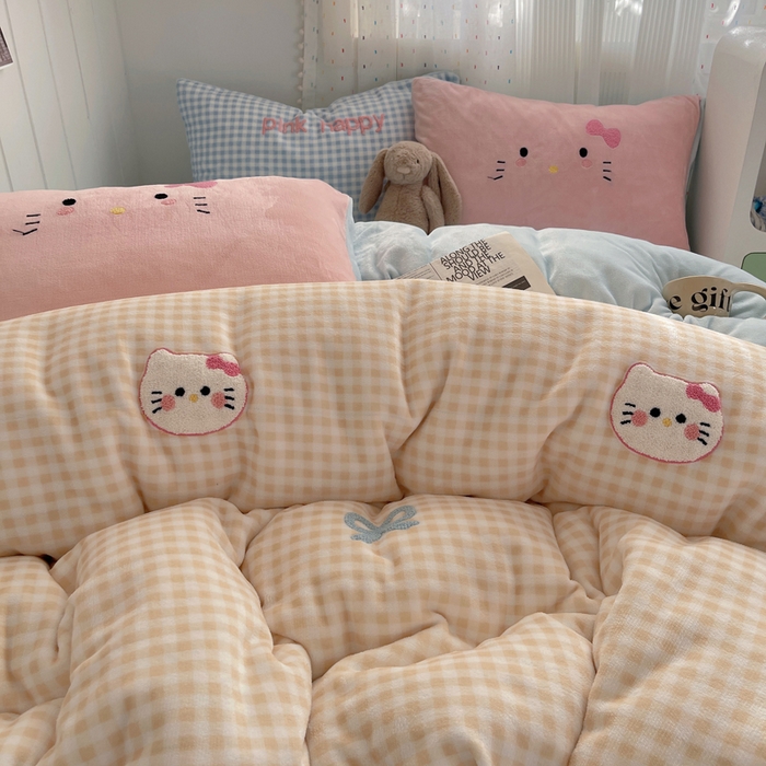 91家纺网 家纺一手货源 找家纺 顾里家纺 2025新款格子猫咪毛巾绣牛奶绒套件 黄格猫咪