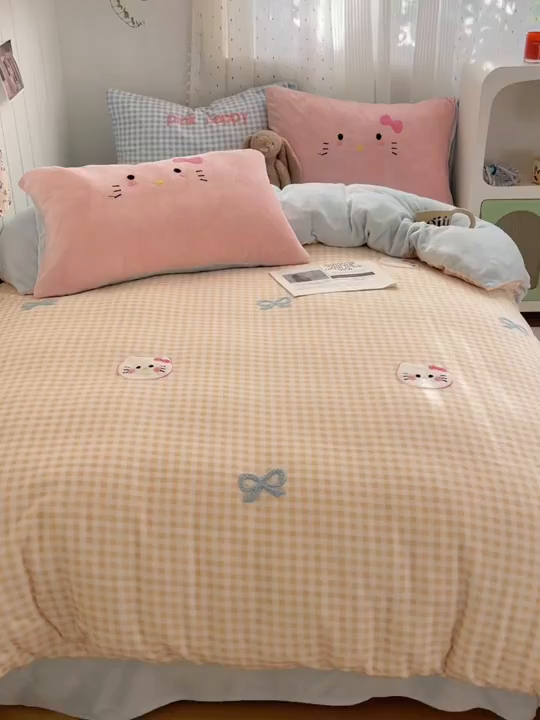 91家纺网 家纺一手货源 找家纺 顾里家纺 2025新款格子猫咪毛巾绣牛奶绒套件 黄格猫咪