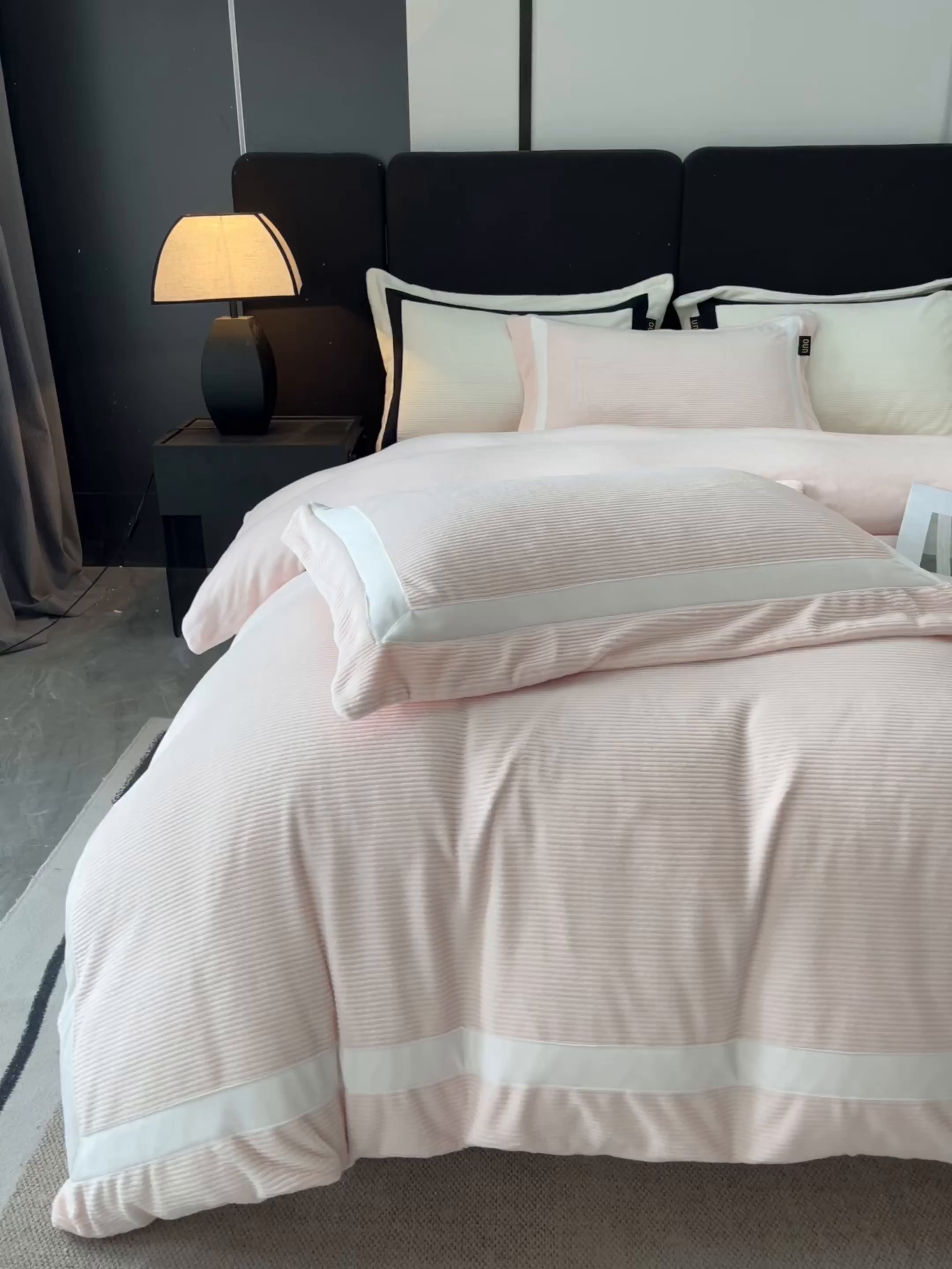 91家纺网 家纺一手货源 找家纺 吾诺家居 吾诺  2025绽放系列--手工织带款雕花牛奶绒四件套 条纹玉