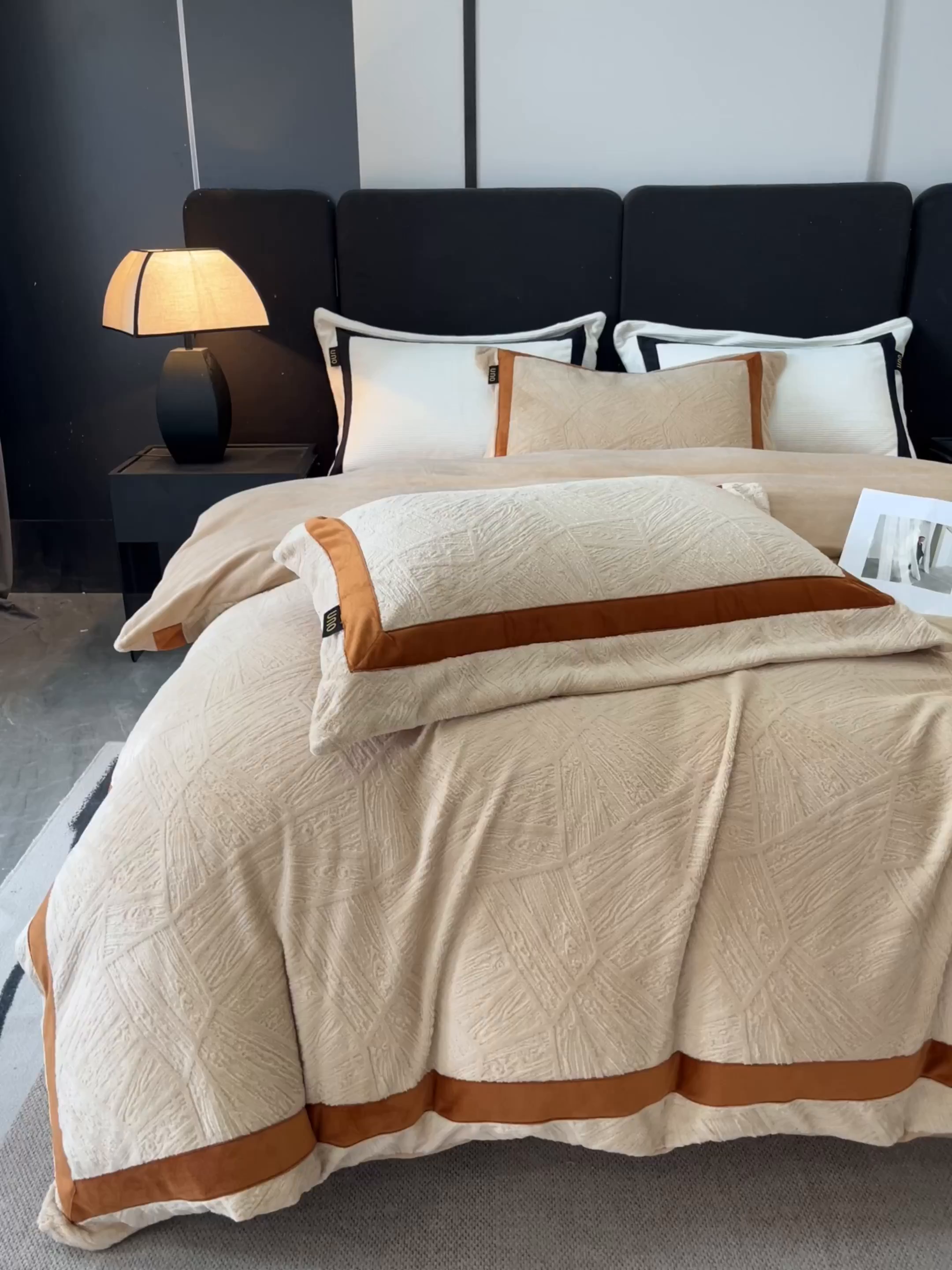 91家纺网 家纺一手货源 找家纺 吾诺家居 吾诺  2025绽放系列--手工织带款雕花牛奶绒四件套 叶纹驼