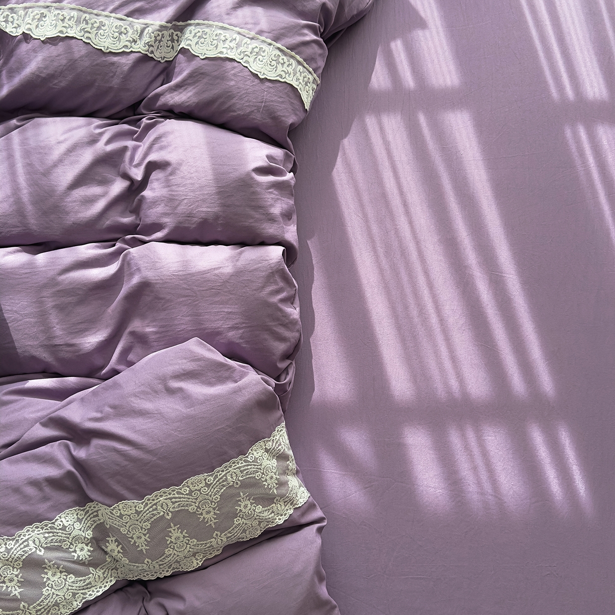 91家纺网 家纺一手货源 找家纺 灿哈 2025新款烫钻蕾丝花边水洗棉四件套 葡萄紫