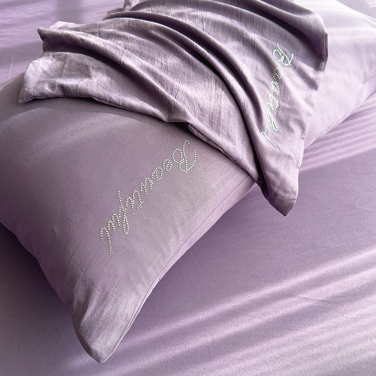 91家纺网 家纺一手货源 找家纺 灿哈 2025新款烫钻蕾丝花边水洗棉四件套 葡萄紫