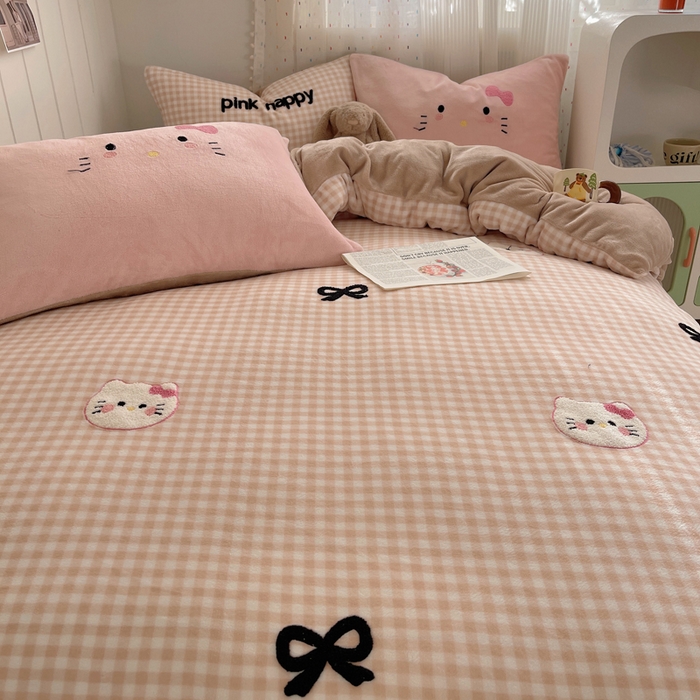 91家纺网 家纺一手货源 找家纺 顾里家纺 2025新款格子猫咪毛巾绣牛奶绒套件 咖格猫咪