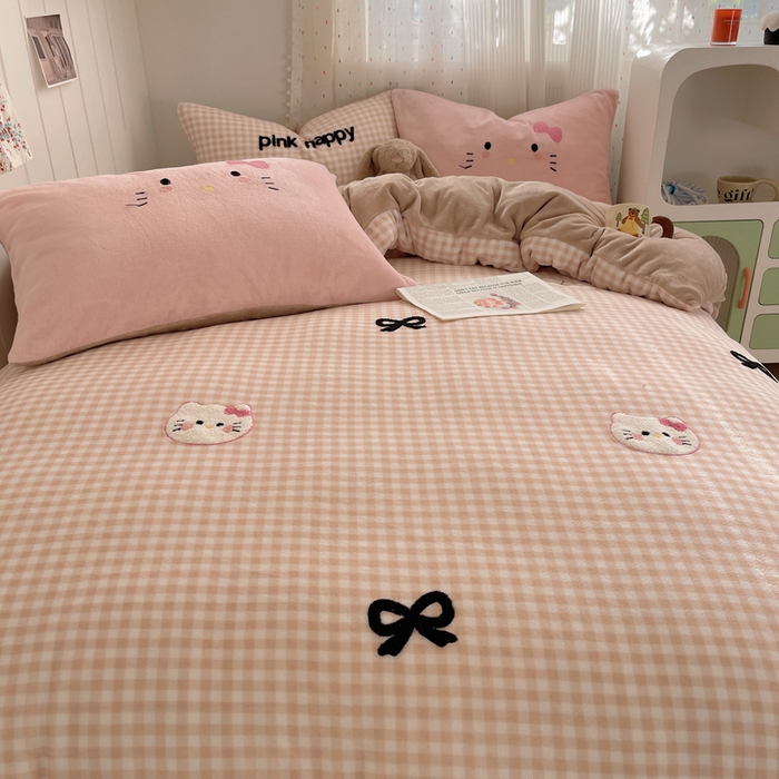 91家纺网 家纺一手货源 找家纺 顾里家纺 2025新款格子猫咪毛巾绣牛奶绒套件 咖格猫咪