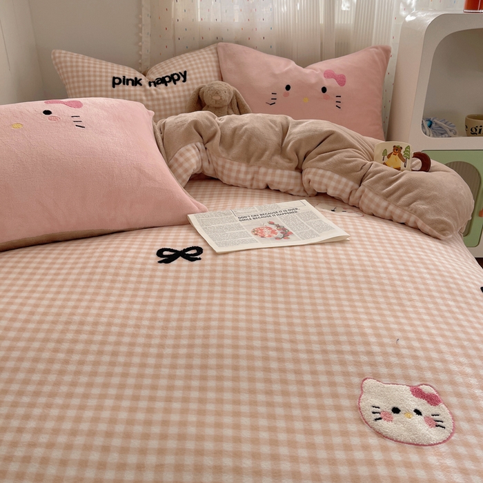 91家纺网 家纺一手货源 找家纺 顾里家纺 2025新款格子猫咪毛巾绣牛奶绒套件 咖格猫咪