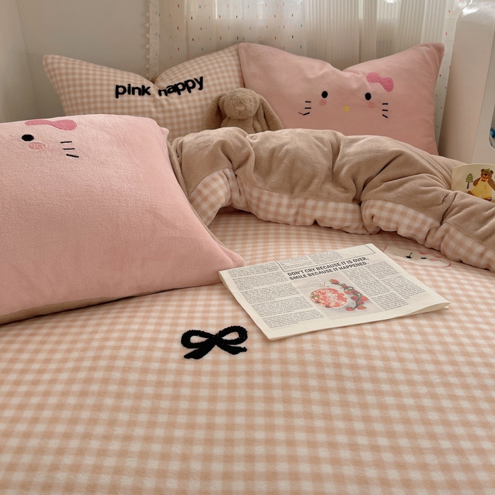 91家纺网 家纺一手货源 找家纺 顾里家纺 2025新款格子猫咪毛巾绣牛奶绒套件 咖格猫咪