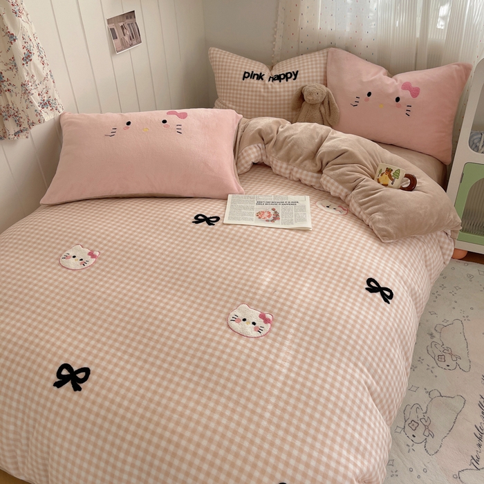 91家纺网 家纺一手货源 找家纺 顾里家纺 2025新款格子猫咪毛巾绣牛奶绒套件 咖格猫咪