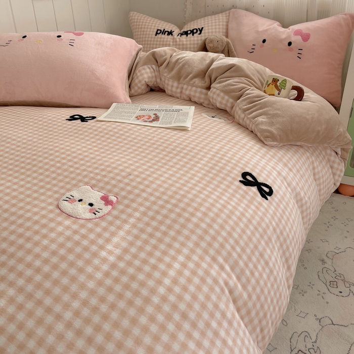 91家纺网 家纺一手货源 找家纺 顾里家纺 2025新款格子猫咪毛巾绣牛奶绒套件 咖格猫咪