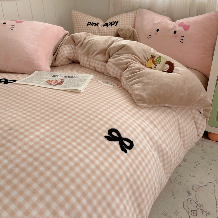 91家纺网 家纺一手货源 找家纺 顾里家纺 2025新款格子猫咪毛巾绣牛奶绒套件 咖格猫咪