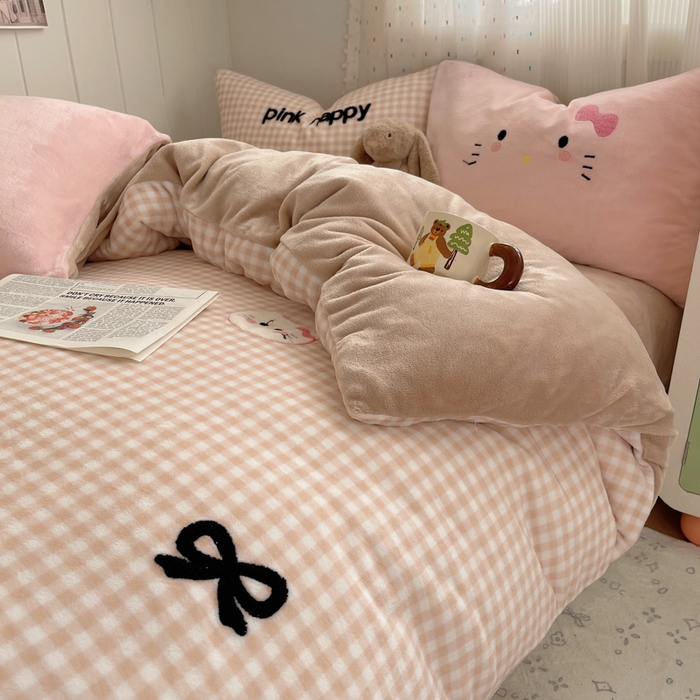 91家纺网 家纺一手货源 找家纺 顾里家纺 2025新款格子猫咪毛巾绣牛奶绒套件 咖格猫咪