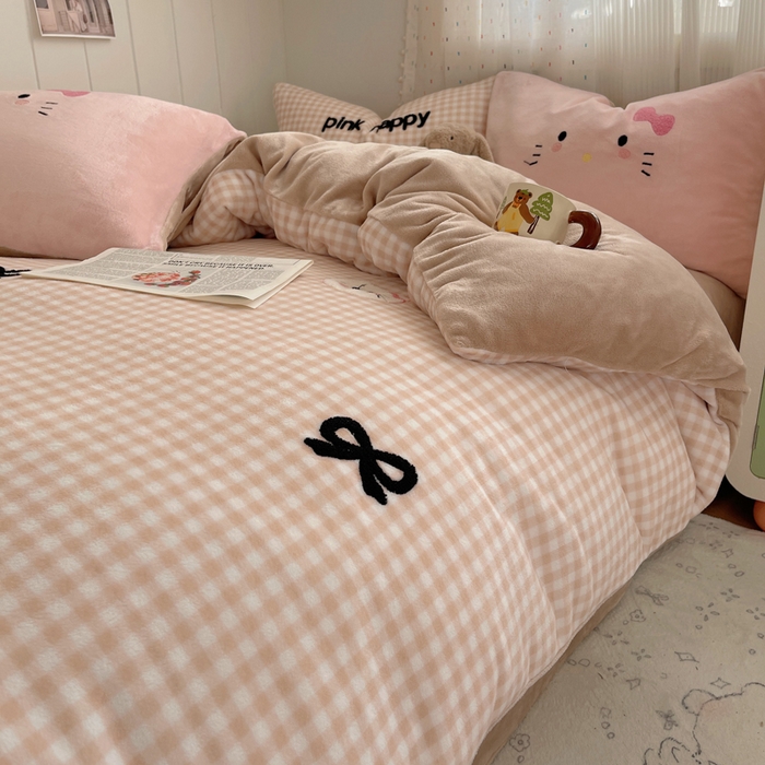 91家纺网 家纺一手货源 找家纺 顾里家纺 2025新款格子猫咪毛巾绣牛奶绒套件 咖格猫咪