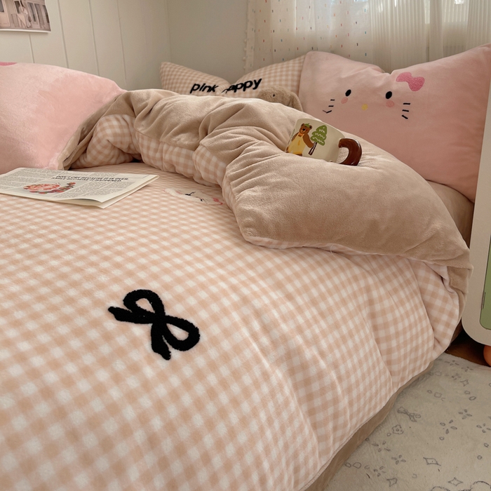 91家纺网 家纺一手货源 找家纺 顾里家纺 2025新款格子猫咪毛巾绣牛奶绒套件 咖格猫咪