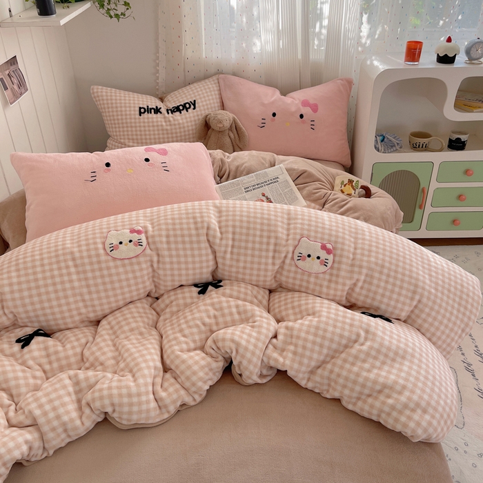 91家纺网 家纺一手货源 找家纺 顾里家纺 2025新款格子猫咪毛巾绣牛奶绒套件 咖格猫咪