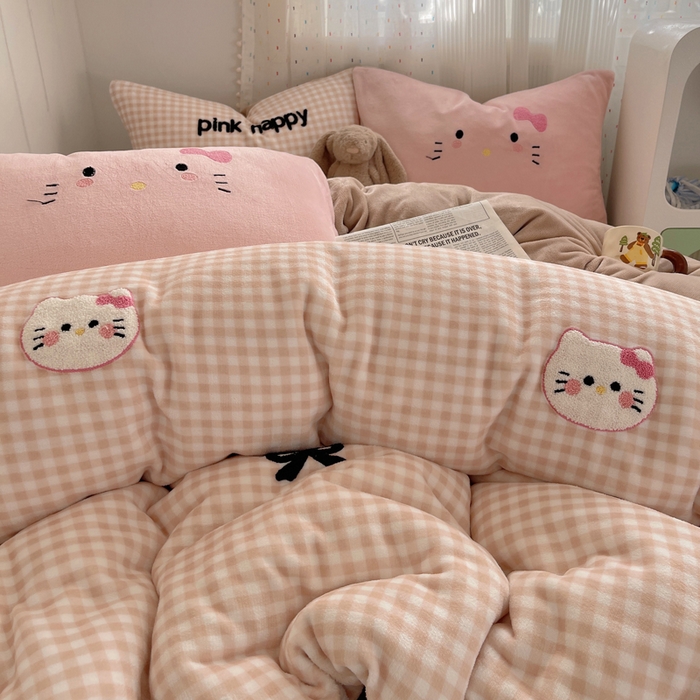 91家纺网 家纺一手货源 找家纺 顾里家纺 2025新款格子猫咪毛巾绣牛奶绒套件 咖格猫咪