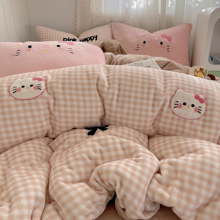 91家纺网 家纺一手货源 找家纺 顾里家纺 2025新款格子猫咪毛巾绣牛奶绒套件 咖格猫咪