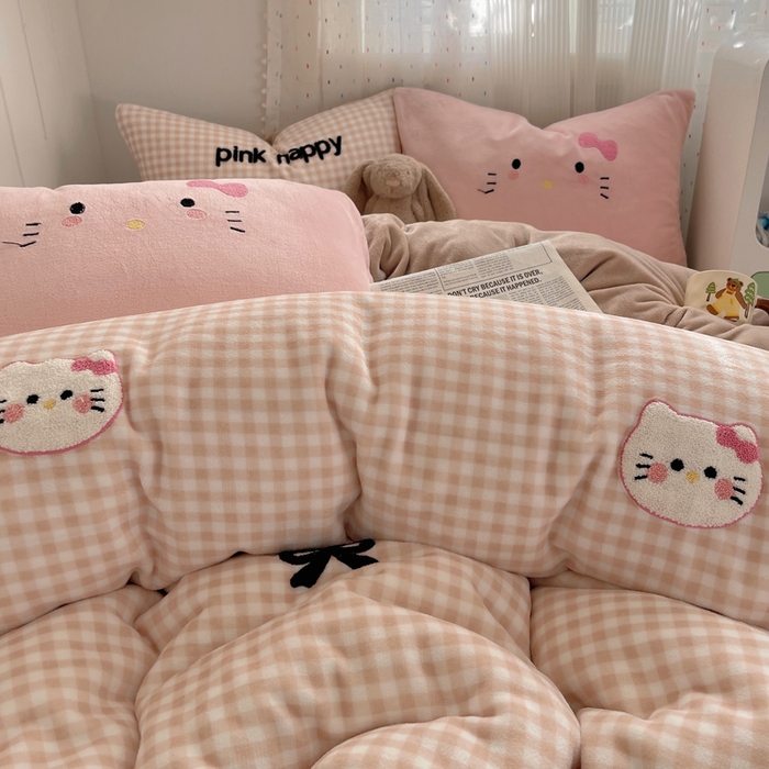 91家纺网 家纺一手货源 找家纺 顾里家纺 2025新款格子猫咪毛巾绣牛奶绒套件 咖格猫咪