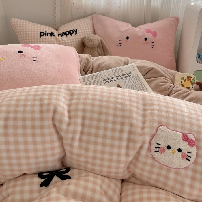 91家纺网 家纺一手货源 找家纺 顾里家纺 2025新款格子猫咪毛巾绣牛奶绒套件 咖格猫咪