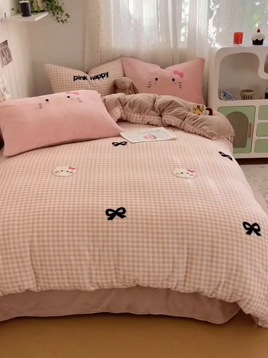 91家纺网 家纺一手货源 找家纺 顾里家纺 2025新款格子猫咪毛巾绣牛奶绒套件 咖格猫咪