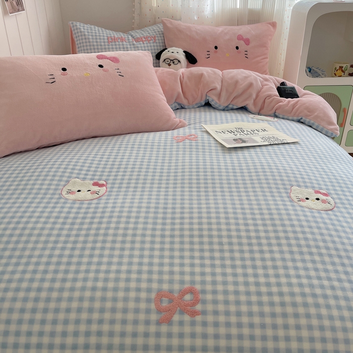 91家纺网 家纺一手货源 找家纺 顾里家纺 2025新款格子猫咪毛巾绣牛奶绒套件 蓝格猫咪